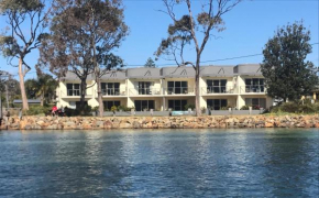 Отель Merimbula Lake Apartments  Меримбула